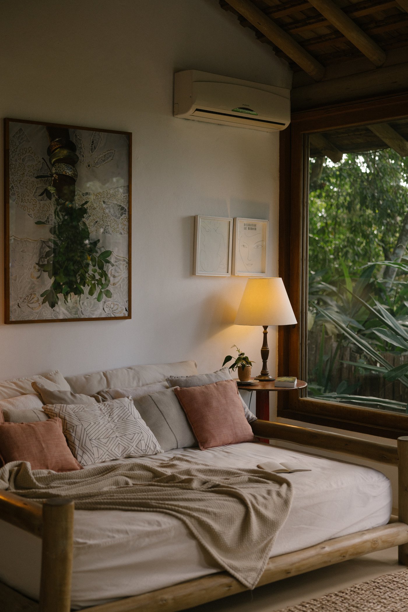 Daybed met lamp en uitzicht op het groen