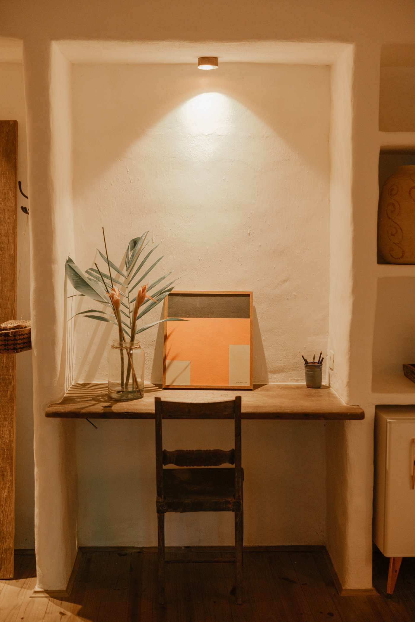 Bureau in een nis met lamp
