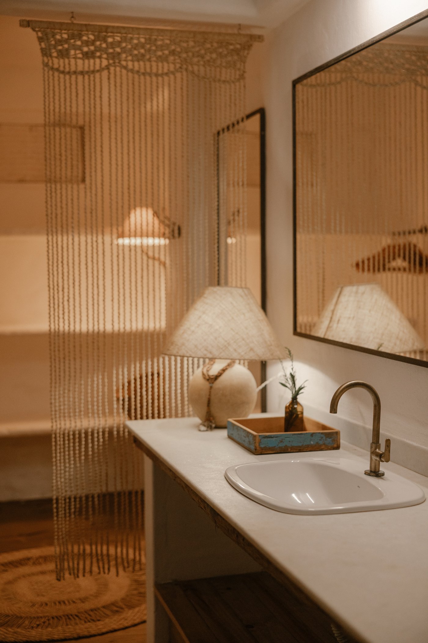 Badkamer met macramé-gordijn