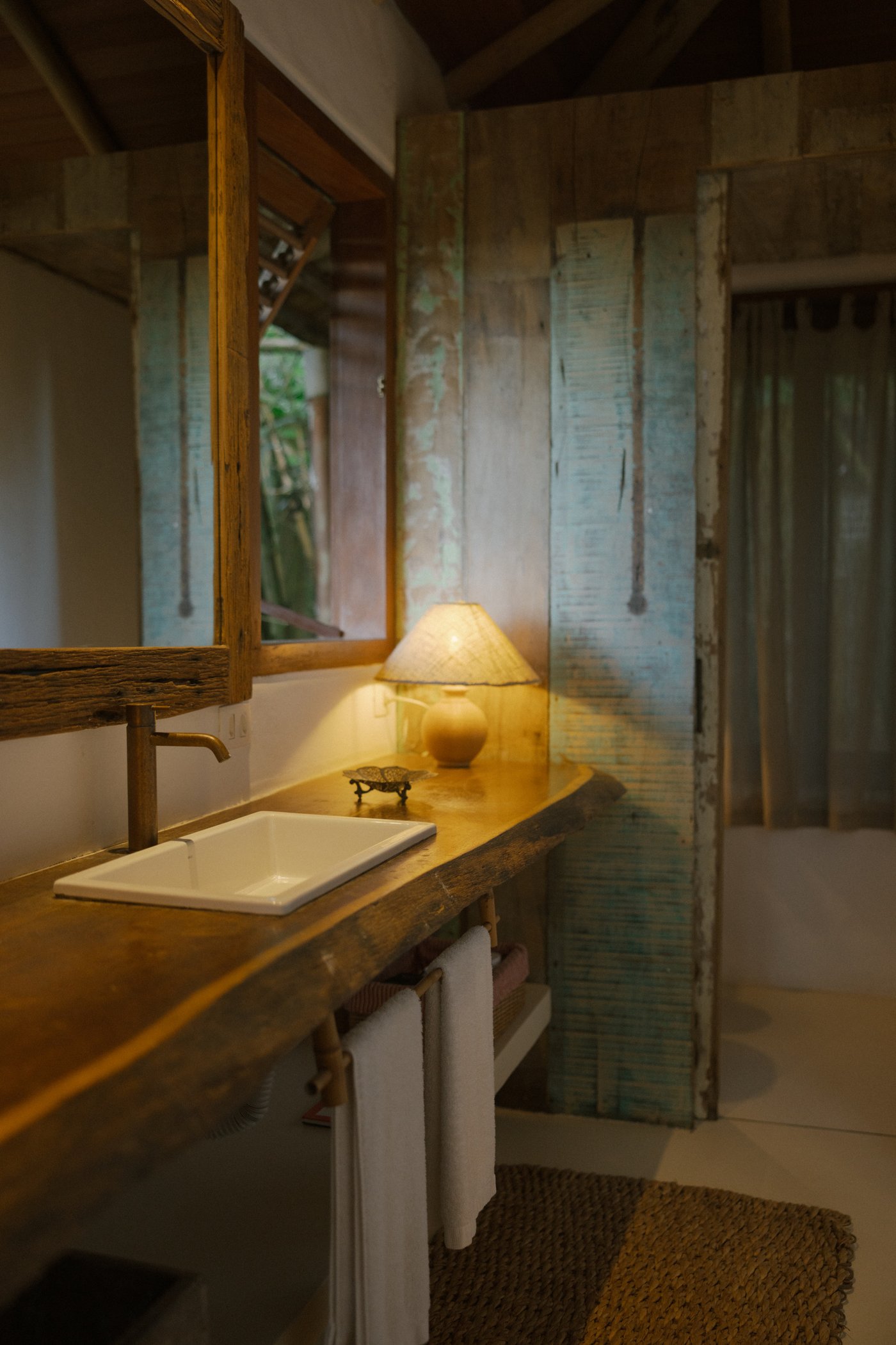 Badkamer met houten wastafelblad