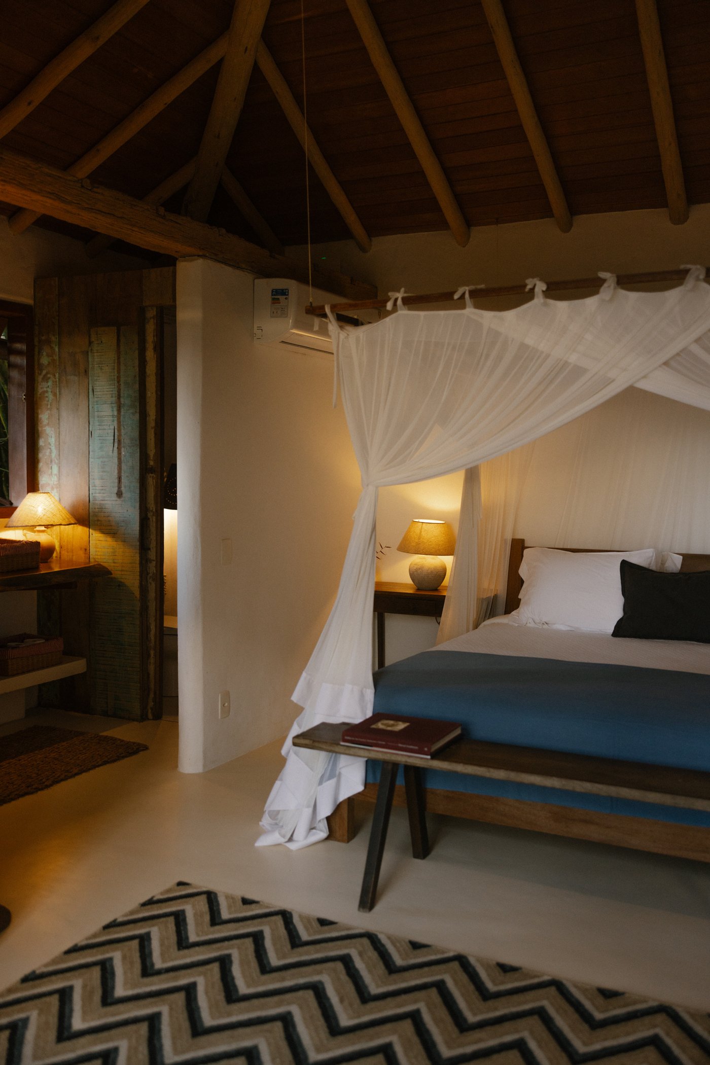 Private Room met klamboe, blauwe sprei en bankje