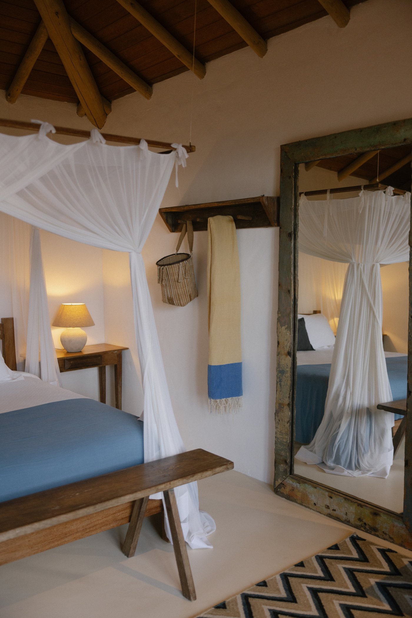 Private Room met klamboe en grote spiegel