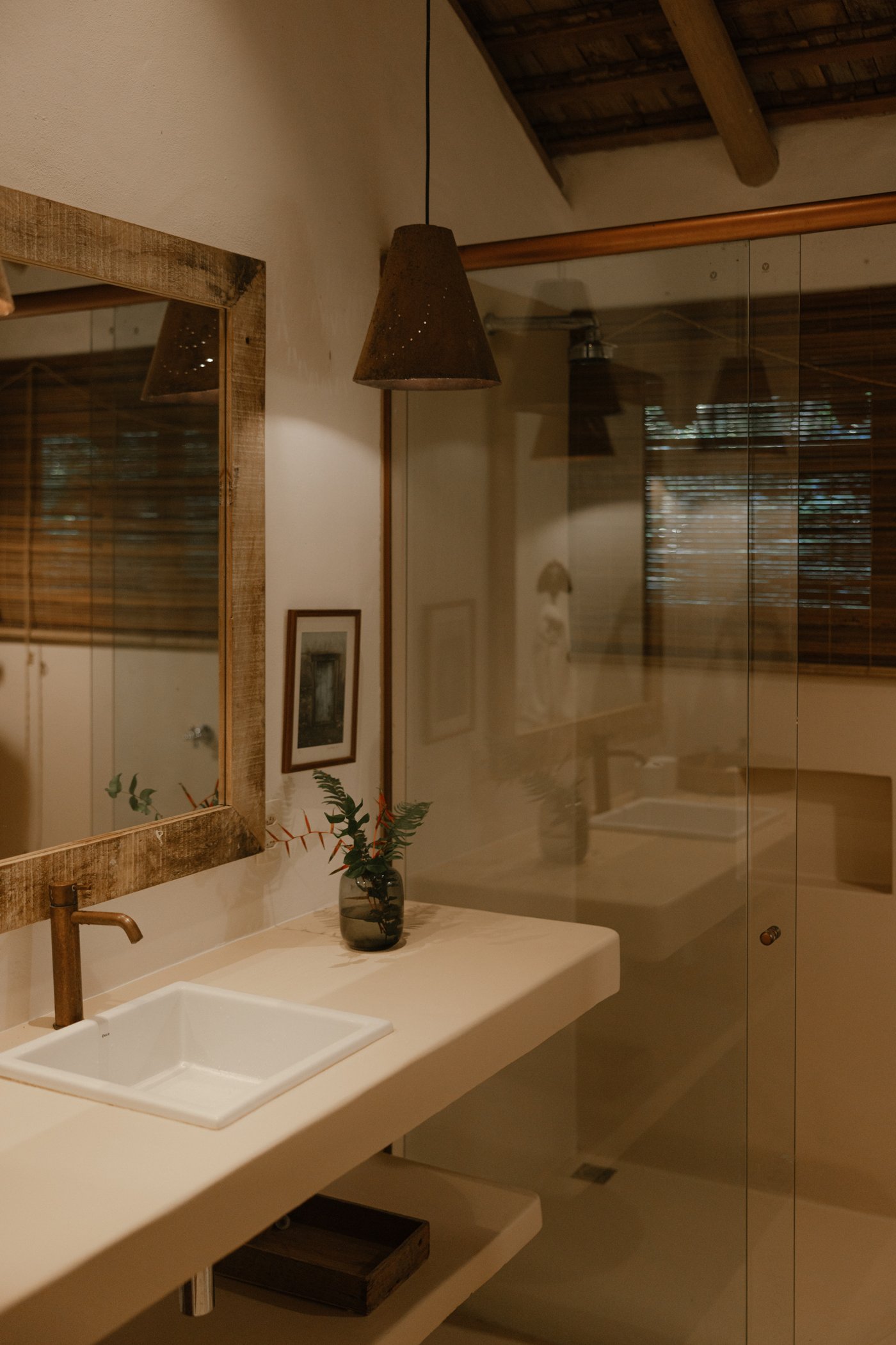 Badkamer met wastafel en inloopdouche