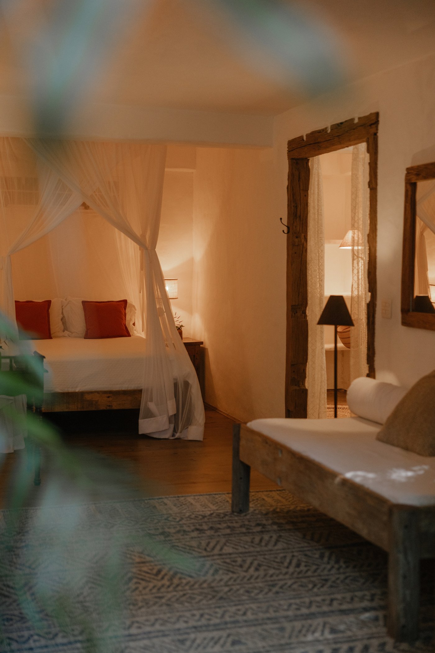 Kamer met bed en daybed in warm avondlicht
