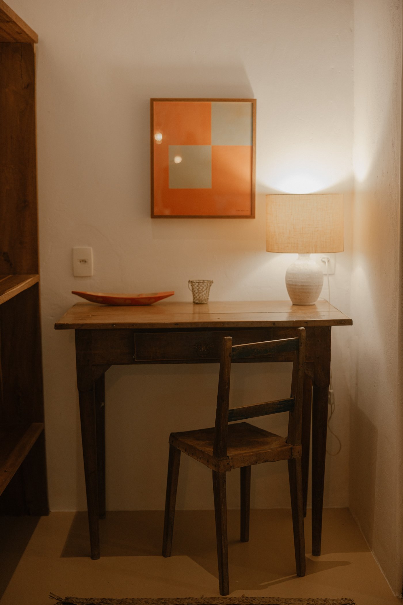 Bureau met lamp om te schrijven