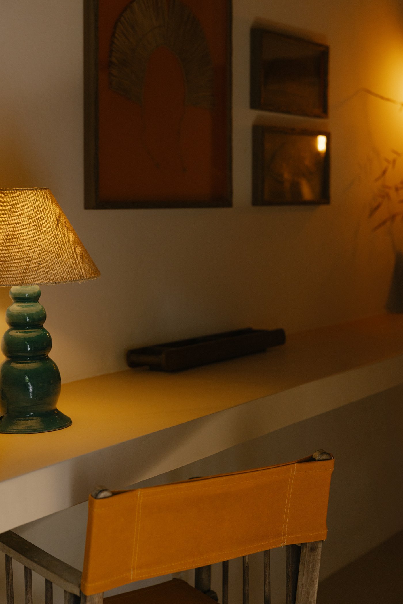 Sfeervolle hoek met lamp in de kamer