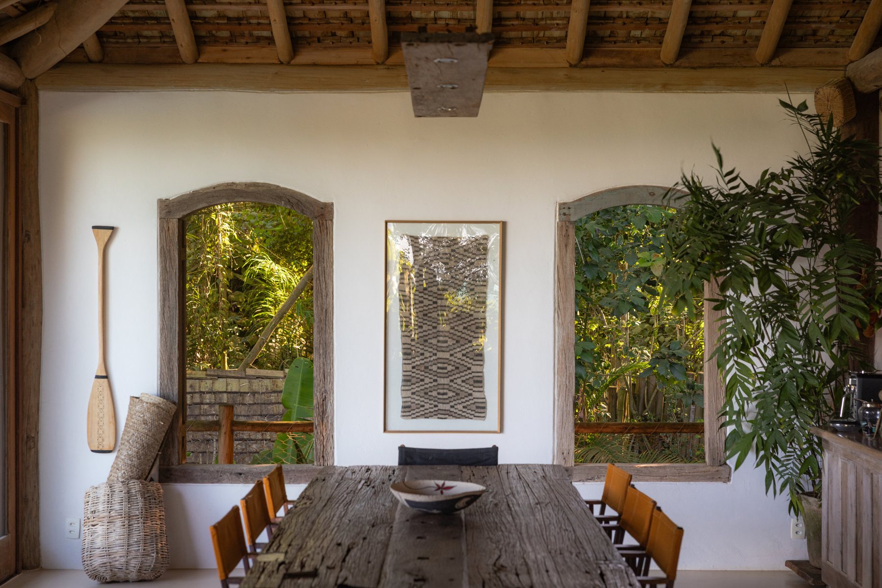 Eettafel met houten ramen naar het groen