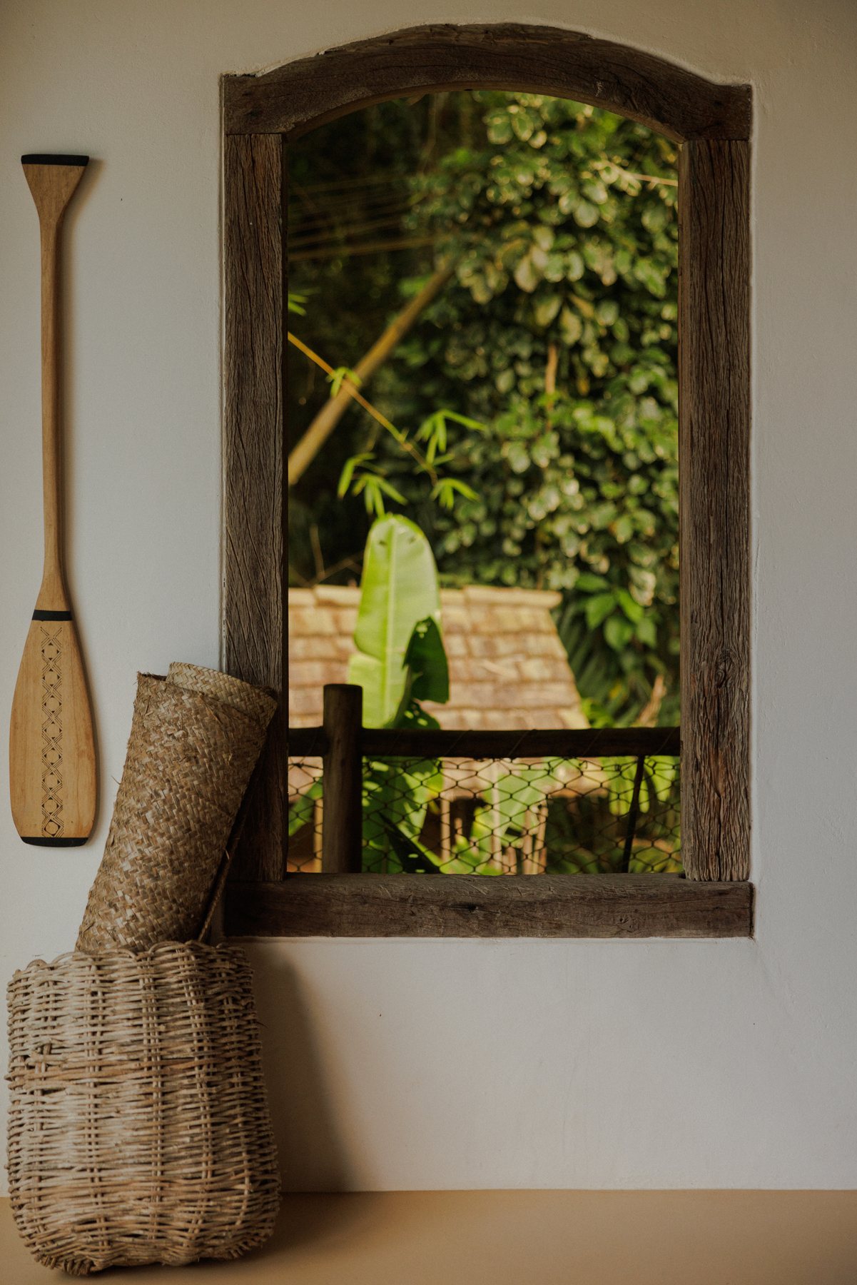 Houten raam met peddel en rieten mand