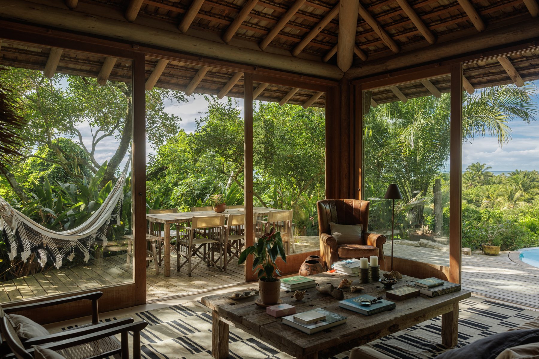 Woonkamer met uitzicht op de veranda en hangmat