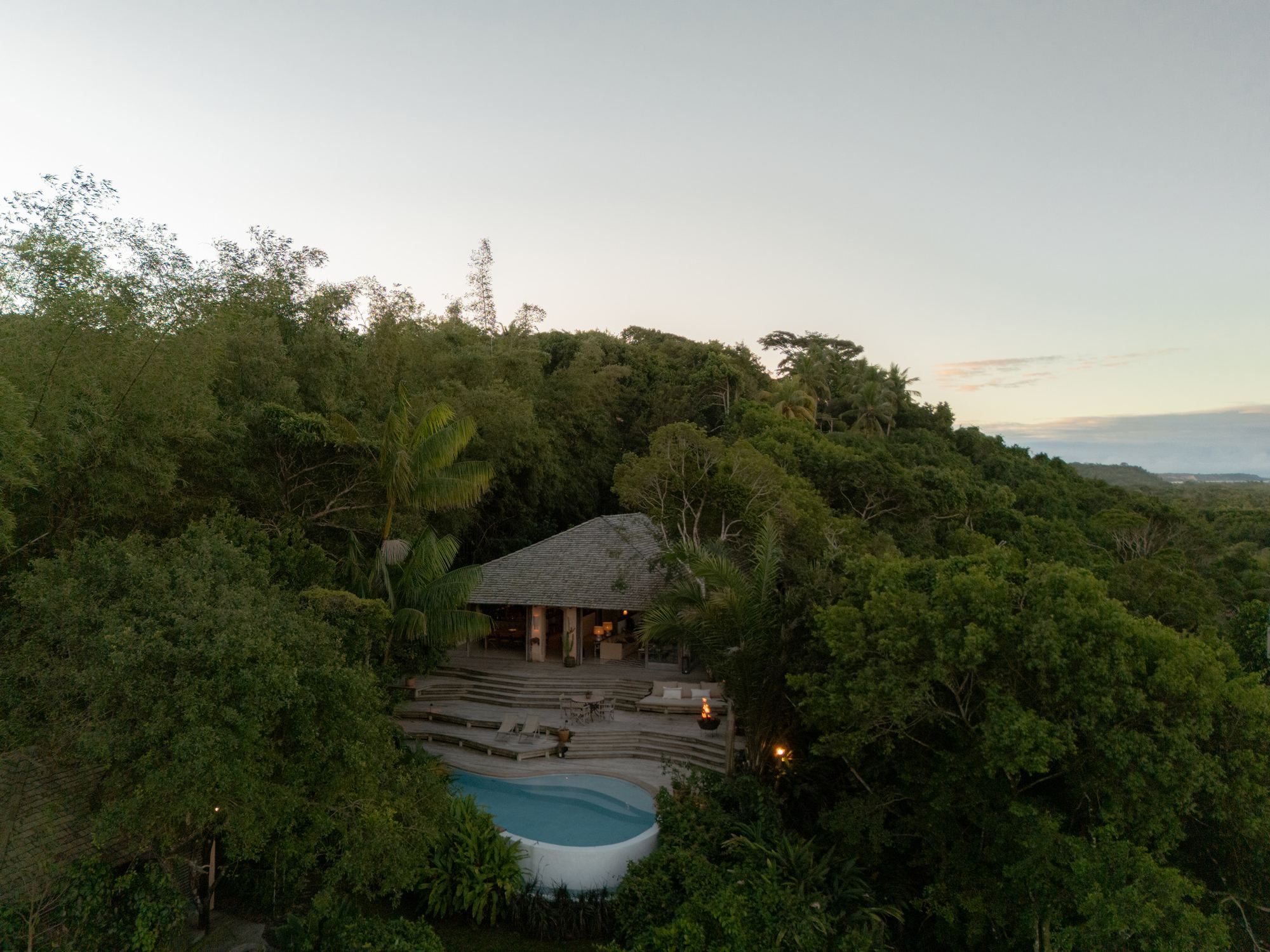 Casa Aracê in de schemering, met zwembad tussen de jungle