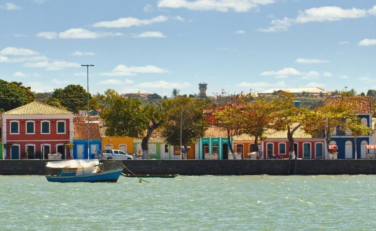 Kleurrijke huizen aan de kade van Porto Seguro