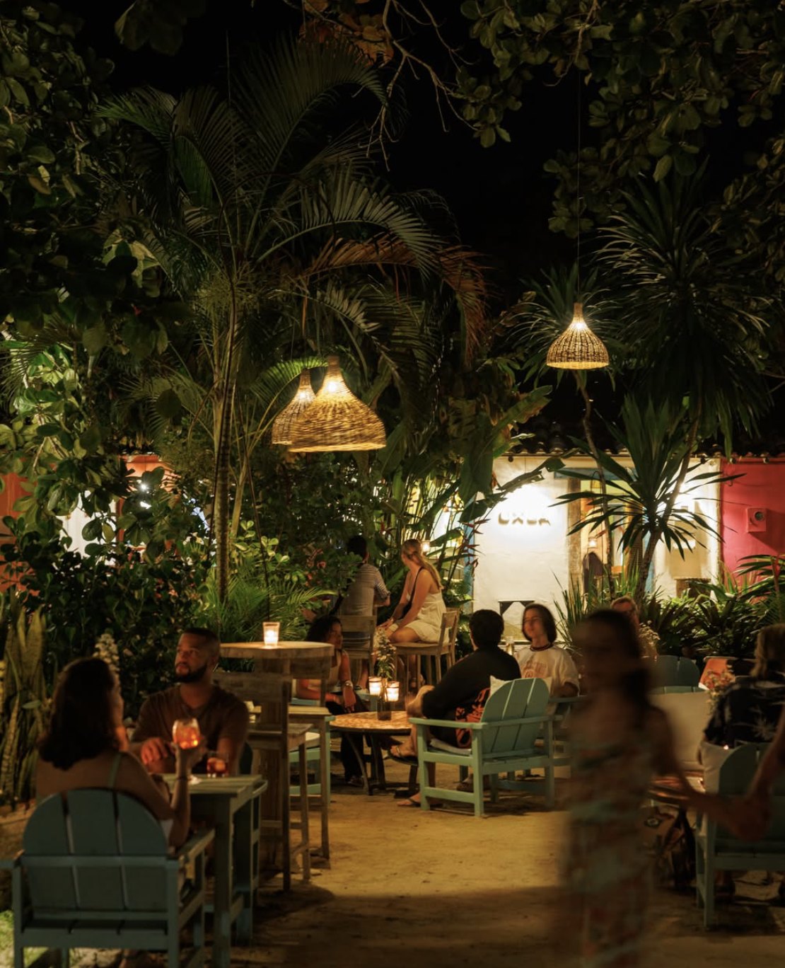 's Avonds buiten eten onder de palmen