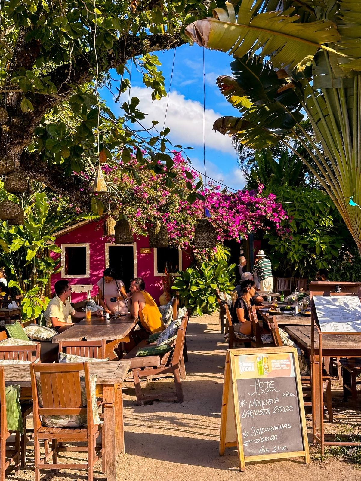 Terras onder de bougainville aan het Quadrado