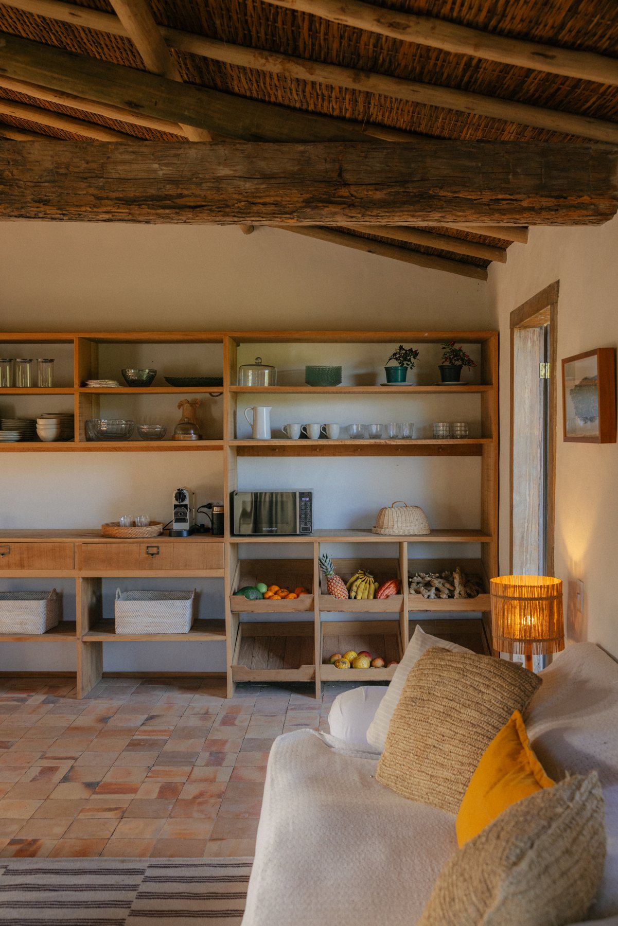 De keuken en de bank in het huis op het land
