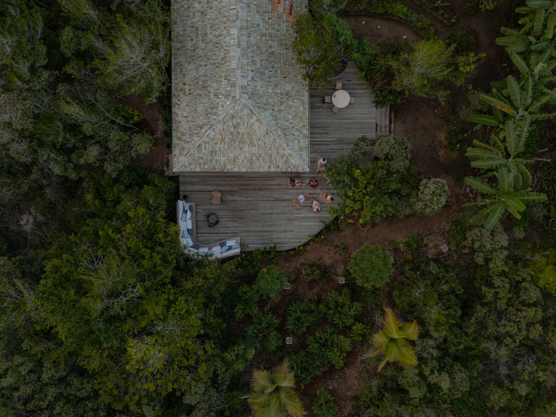 De veranda vanuit de lucht, omringd door groen