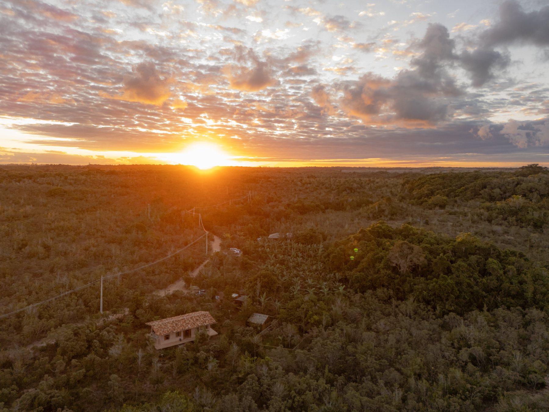 Zonsondergang boven het land van Aracê Terra