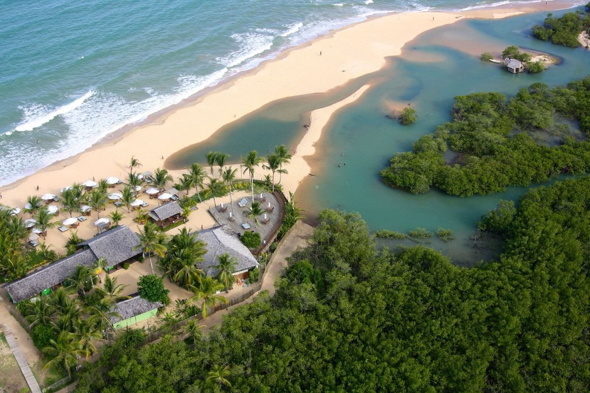 Strand, lagune en mangrove langs de kust van Bahia